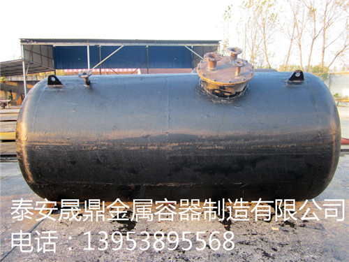 帶管道的油罐 帶管道的油罐